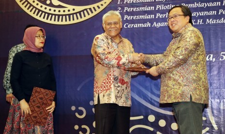 Menteri PPN/Kepala Bappenas Bambang Brodjonegoro meresmikan Layanan Pengelolaan Zakat Penghasilan/Gaji ASN di lingkungan Kementerian PPN/Bappenas, bekerja sama dengan Baznas, Selasa (5/6). Peresmian tersebut ditandai dengan penyerahan secara simbolis zakat penghasilan/gaji pimpinan Bappenas yang diwakili Bambang Brodjonegoro dan jajaran deputi kepada Wakil Ketua Baznas Zainulbahar Noor. Langkah ini dilakukan untuk memudahkan ASN Bappenas yang ingin berzakat melalui mekanisme pemotongan gaji secara langsung. 