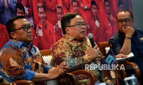 Menteri PPN/Kepala Bappenas Bambang Brodjonegoro (tengah), Menpora Imam Nahrawi (kiri) dan Wakil Sekjen INASGOC Dendi T Danianto menjadi narasumber dalam Forum Merdeka Barat 9 di Kementerian PPN/Bappenas, Jakarta, Selasa (16/10)