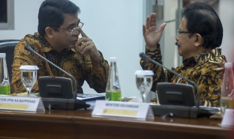 Menteri PPN/Kepala Bappenas Sofyan Djalil (kanan) berbincang dengan Kepala BKPM Franky Sibarani (kiri) sebelum mengikuti rapat kabinet terbatas yang membahas soal pengelolaan kawasan perdagangan bebas Batam di Kantor Kepresidenan, Jakarta, Selasa (19/1).