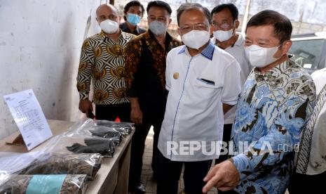 Menteri PPN/Kepala Bappenas Suharso Monoarfa (kanan) didampingi Gubernur Bali Wayan Koster (kedua kanan) mengamati bahan bakar Refused Derived Fuel (RDF) yang dimanfaatkan untuk proses pembakaran dengan mesin uap di sebuah pabrik di Denpasar, Bali, Jumat (8/4/2022). Teknologi RDF yang terbuat dari sampah organik dan non-organik yang dipilah di Tempat Pengolahan Sampah Terpadu (TPST) Samtaku Jimbaran Bali itu digunakan sebagai bahan bakar pengganti briket batubara yang dimanfaatkan sebagai sumber energi terbarukan dan menjadi salah satu upaya mengatasi permasalahan sampah di Bali.