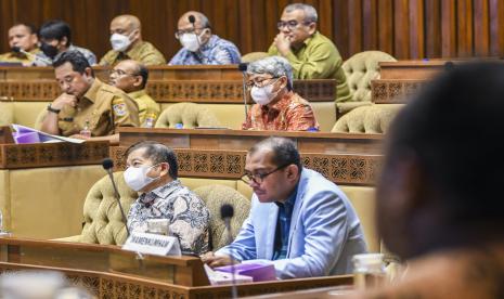 Menteri PPN/Kepala Bappenas Suharso Monoarfa (kiri) bersama Wakil Menteri Hukum dan Hak Asasi Manusia (Wamenkumham) Edward Omar Sharif Hiariej (kanan) mengikuti Rapat Kerja dengan Komisi II DPR RI di Kompleks Parlemen, Senayan, Jakarta, Selasa (28/6/2022). Rapat tersebut membahas laporan panja tiga RUU tentang pembentukan Provinsi Papua ke rapat kerja tingkat I, dan pengambilan keputusan dan penandatanganan draft tiga RUU tentang pembentukan provinsi di Provinsi Papua serta penandatanganan peta wilayah. 