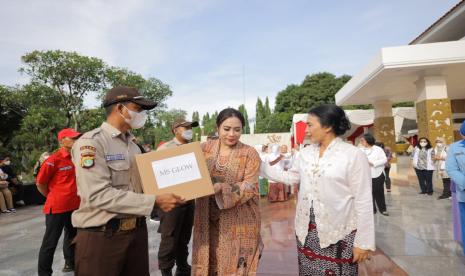 Menteri PPPA, I Gusti Ayu Bintang Darmawati membagikan sembako.