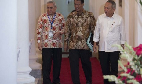 Menteri PU dan Perumahan Rakyat Basuki Hadimuljono (kanan), Mentan Amran Sulaiman (tengah) dan Ketua Umum APKASI Isran Noor, menuju ruang rapat koordinasi dengan para bupati dari wilayah pulau Sumatera di Ruang Garuda, Istana Bogor, Jawa Barat, Kamis (22/1