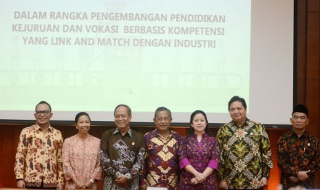  Menteri Puan dalam acara penandatanganan nota kesepahaman bersama (Memorandum of Understanding/MoU) dengan lima kementerian terkait di gedung Kementerian Perindustrian, Jakarta, Selasa (28/11).