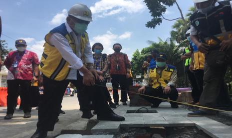 Menteri PUPR, Basuki Hadimujono sat meninjau lokasi penataan kawasan candi Borobudur, Jumat (13/11). Pemerintah mempercantik kawasan Candi Borobudur melalui proyek penataan Kawasan Strategis Pariwisata Nasional (KSPN).