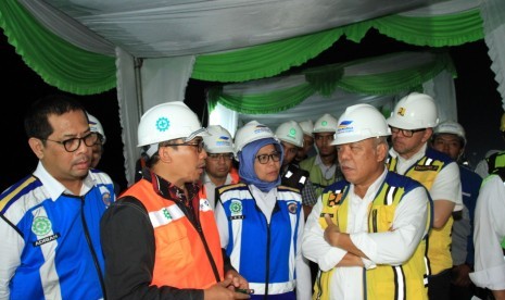 Menteri PUPR Basuki Hadimuljono, bersama petinggi PT JJC saat menyaksikan uji coba jalan tol layang Jakarta-Cikampek, di Karawang, pada Senin malam (23/9). 