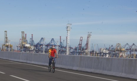 Menteri PUPR Basuki Hadimuljono bersepeda di Jalan Tol Akses Tanjung Priok, Jakarta, Ahad (9/4).