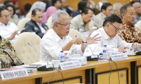 Menteri PUPR Basuki Hadimuljono dalam Rapat Dengar Pendapat dengan Tim Pengawas Penanggulangan Bencana Nusa Tenggara Barat, Palu, dan Lampung DPR RI yang dipimpin Wakil Ketua DPR Fahri Hamzah dan Fadli Zon di Ruang Nusantara II Gedung MPR/DPR, Jakarta Pusat, Rabu (23/1).