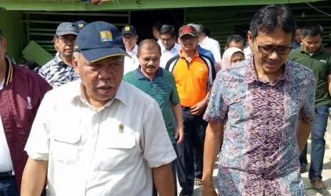 Menteri PUPR Basuki Hadimuljono dan Gubernur Sumbar Irwan Prayitno meninjau lokasi pengerjaan jalan tol Padang-Pekanbaru di Padang Pariaman, Ahad (4/2). 