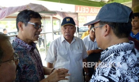 Menteri PUPR Basuki Hadimuljono dan Gubernur Sumbar Irwan Prayitno meninjau lokasi pengerjaan jalan tol Padang-Pekanbaru di Padang Pariaman, Ahad (4/2). 