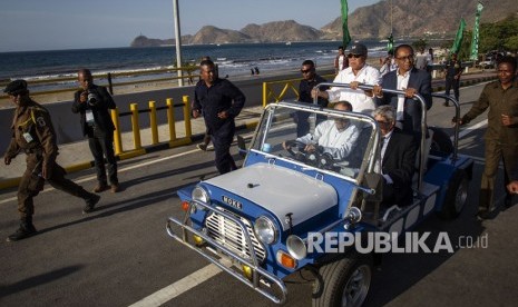 Menteri PUPR Basuki Hadimuljono (kiri atas) bersama mantan Presiden Timor Leste Jose Ramos Horta (kiri bawah), Menlu Timor Leste Dionisio Babo Soares (kanan atas) dan President of the Assembly of the Republic Portugal Eduardo Ferro Rodrigues (kanan bawah) naik mobil saat meninjau Jembatan dan Taman BJ Habibie usai diresmikan di kawasan Bidau Santana, Dili, Timor Leste, Kamis (29/8/2019). 