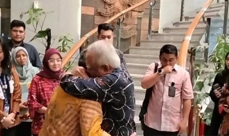 Menteri PUPR Basuki Hadimuljono memeluk salah satu pegawai sambil menangis ketika berpamitan pada hari terakhir jabatannya dengan para jajaran Kementerian PUPR di Jakarta, Jumat (18/10/2024).