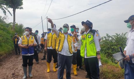 Menteri PUPR Basuki Hadimuljono mengunjungi lokasi bencana longsor di Dusun Bojong Kondang, Desa Cihanjuang, Kecamatan Cimanggung, Kabupaten Sumedang, Jawa Barat, Kamis (14/1). Pemerintah memastikan seluruh korban bencana longsor Sumedang akan direlokasi secara permanen dan mendapatkan penggantian rumah.