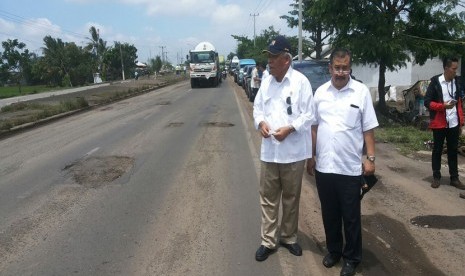 Menteri PUPR, Basuki Hadimuljono meninjau jalur pantura Indramayu yang banyak berlubang, Rabu (15/2). 