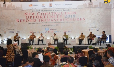 Menteri PUPR Basuki Hadimuljono menjadi pembicara dalam acara Indonesia Development Forum & Business Summit bertema “Opportunity 2019 dan Beyond Infrastructures” yang digelar oleh Keluarga Alumni Teknik Sipil Universitas Gadjah Mada (Katsgama) bekerjasama dengan Persatuan Insinyur Indonesia (PII) dan Kadin Indonesia, di Hotel Kempinski Jakarta, Selasa (22/1).