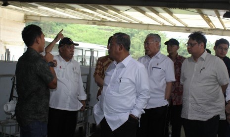 Menteri PUPR Basuki Hadimuljono, Menko Perekonomian Darmin Nasution, Mendag Enggartiasto, dan Menperind Airlangga Hartato membicarakan harga dasar SSDN di dalam kunjungan di Peternakan Greenfields di Wagir, Malang, Jawa Timur.