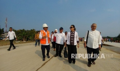 Menteri PUPR Basuki Hadimuljono, Menteri Keuangan Sri Mulyani, dan Menteri Perhubungan Budi Karya Sumadi mengunjungi lokasi proyek Jalan Tol Medan-Kualanamu-Tebing Tinggi (MKTT), Sumatera Utara, Rabu (17/1).