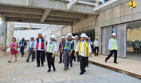 Menteri PUPR Basuki Hadimuljono saat melakukan peninjauan bersama Menteri Luar Negeri Retno Marsudi, ke proyek pembangunan Gedung Sekretariat ASEAN, Jakarta, Senin, (7/1).