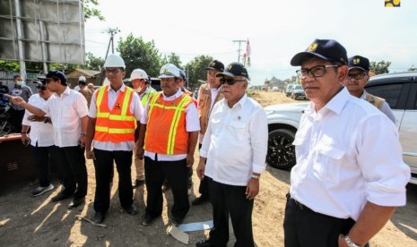 Menteri PUPR Basuki Hadimuljono saat meninjau lokasi pekerjaan Jembatan Surabaya di Lombok, Rabu (17/10)