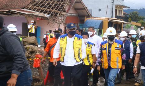 Menteri PUPR, Basuki Hadimuljono saat meninjau lokasi terdampak banjir bandang di Kota Batu, Kamis (11/11). 