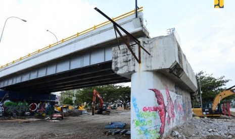 Menteri PUPR Basuki Hadimuljono saat meninjau penanganan Jembatan Kuning di Kota Palu, Sulawesi Tengah, Rabu (24/10).