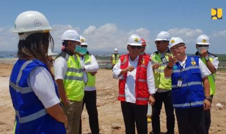 Menteri PUPR Basuki Hadimuljono saat meninjau progres proyek Revitalisasi TPA Regional Sarbagita Suwung di Kelurahan Pedungan, Kabupaten Denpasar Selatan, Bali, Senin (9/10)