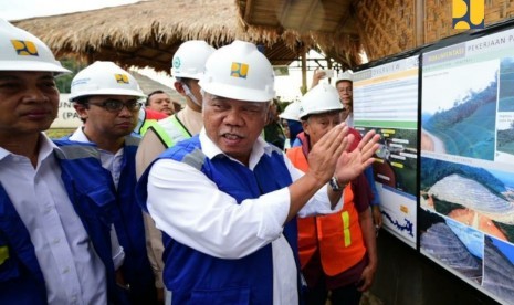 Menteri PUPR Basuki Hadimuljono saat meninjau proyek Bendungan Way Sekampung. 