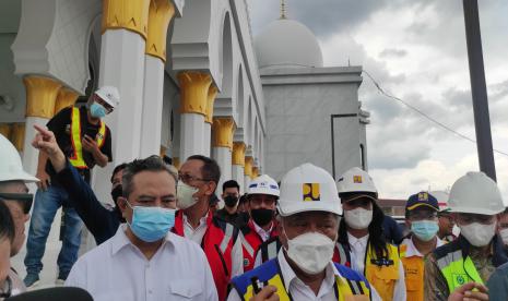 Menteri PUPR Basuki Hadimuljono usai meninjau pembangunan Masjid Raya Syeikh Zayed Solo.