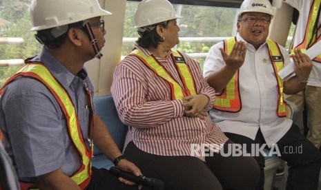 Menteri Riset dan Teknologi Bambang Brodjonegoro (Kanan) bersama Istri Irina Justina (tengah) dan Dirut PT Inka Budi Noviantoro (kiri) meninjau uji coba LRT Jabodebek di Stasiun Cibubur, Harjamukti, Depok, Jawa Barat, Kamis (28/11/2019). 