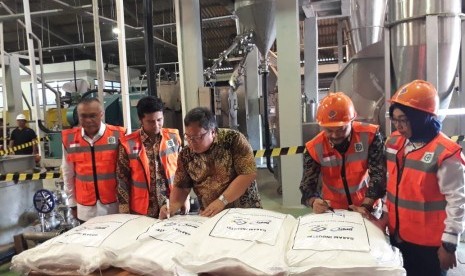 Menteri Riset dan Teknologi Bambang Permadi Brodjonegoro meresmikan komisioning pilot project garam industri, yakni peralatan produksi garam industri dengan sistem terintegrasi atau biasa disebut yang berada di Manyar, Gresik, Jumat (20/12).