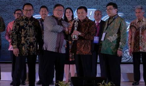 Menteri Riset dan Teknologi Bambang Permadi Soemantri Brodjonegoro (kedua dari kiri) menyerahkan penghargaan kepada Direktur SDM dan Tata Kelola Pupuk Indonesia Winardi (kedua dari kanan) dalam ajang The Asia Sustainability Reporting Rating (ASRRAT) 2019 di Nusa Dua, Bali, Sabtu (23/11).