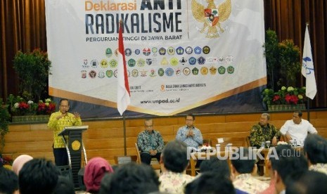 Menteri Riset Teknologi dan Pendidikan Tinggi M Nasir berpidato pada acara Deklarasi Antiradikalisme yang diikuti puluhan perguruan tinggi di Jawa Barat, di Graha Sanusi Kampus Unpad, Kota Bandung, Jumat (14/7).