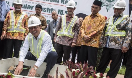 Menteri Riset, Teknologi, dan Pendidikan Tinggi, M Nasir (kedua kiri) meletakkan batu pertama pembangunan Universtas Muhammadiyah Bandung (UMB) disaksikan Menteri Pendidikan dan Kebudayaan Muhadjir Effendi (kedua kanan), Ketua Umum Pimpinan Pusat (PP) Muhammadiyah Haedar Nashir (tengah), Wakil Gubernur Jawa Barat Deddy Mizwar (kanan) dan Rektor Universitas Muhammadiyah Bandung Suyatno (kiri) di Kota Bandung, Jawa Barat, Ahad (15/10). 