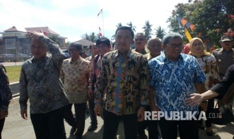 Menteri Riset, Teknologi dan Pendidikan Tinggi M Nasir, Menteri Pemuda dan Olahraga Imam Nahrawi dan Gubernur Jabar Ahmad Heryawan datang dalam penandatangan MOU kampus Unpad di Desa Cikembulan, Kecamatan Sidamulih, Kabupaten Pangandaran, Senin (13/4).