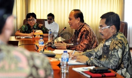  Menteri Riset, Teknologi, dan Pendidikan Tinggi (Menristek Dikti) Mohamad Nasir (kiri) didampingi Deputi Sumberdaya Iptek Muhammad Dimyati (kanan) saat kick-Off Hari Kebangkitan Teknologi Nasional (Hakteknas 20) di gedung BPPT, Jakarta, Kamis (26/3).