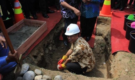 Menteri Riset Teknologi dan Pendidikan Tinggi (Menristek Dikti), M Nasir dalam acara peletakan batu pembangunan Lab School di Universitas Negeri Padang (UNP), Jumat (6/3).