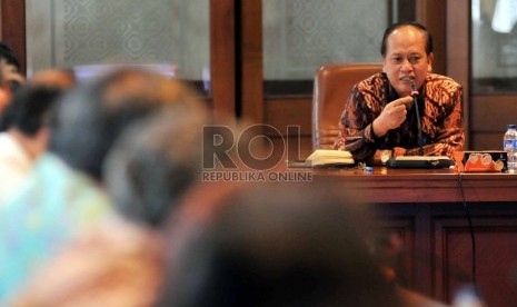 Menteri Riset, Teknologi, dan Pendidikan Tinggi (Menristek Dikti) Mohamad Nasir saat diskusi kick-Off Hari Kebangkitan Teknologi Nasional (Hakteknas 20) di gedung BPPT, Jakarta, Kamis (26/3). 