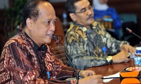 Menteri Riset, Teknologi, dan Pendidikan Tinggi (Menristek Dikti) Mohamad Nasir Deputi Sumberdaya Iptek Muhammad Dimyati (kanan) saat kick-Off Hari Kebangkitan Teknologi Nasional (Hakteknas 20) di gedung BPPT, Jakarta, Kamis (26/3). 