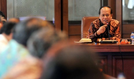 Menteri Riset, Teknologi, dan Pendidikan Tinggi (Menristek Dikti) Mohamad Nasir saat diskusi kick-Off Hari Kebangkitan Teknologi Nasional (Hakteknas 20) di gedung BPPT, Jakarta, Kamis (26/3).