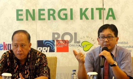 Menteri Riset, Teknologi, dan Pendidikan Tinggi (Menristekdikti) M Nasir (kiri) bersama Kepala Badan Tenaga Nuklir Nasional (BATAN) Djarot Sulistio Wisnubroto (kanan) menjadi pembicara dalam acara diskusi 