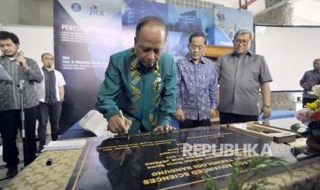 Menteri Riset Teknologi dan Pendidikan Tinggi (Menristekdikti) Mohamad Nasir menandatangani prasasti didampingi Gubernur Jabar Ahmad Heriyawan dan Rektor ITB Prof Kadarsah Suryadi pada peresmian gedung Japan International Corporation and Agency (JICA) 