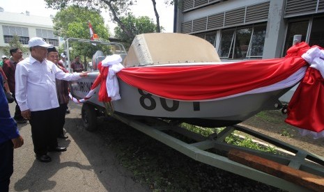 Menteri Riset, Teknologi, dan Pendidikan Tinggi (Menristekdikti) Mohamad Nasir melihat kapal Pandrong 801 karya mahasiswa Politeknik Perkapalan Negeri Surabaya (PPNS) saat berkunjung ke Surabaya, Jawa Timur, Jumat (28/10).