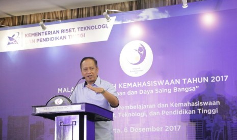 Menteri Riset, Teknologi, dan Pendidikan Tinggi (Menristekdikti) Mohamad Nasir memberikan sambutan pada acara Anugerah Kemahasiswaan di Jakarta, Jakarta, Rabu (6/12). 