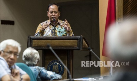 Menteri Riset Teknologi dan Pendidikan Tinggi (Menristekdikti) Mohamad Nasir menyampaikan paparannya saat pertemuan dengan Forum Guru Besar ITB di Bandung, Jawa Barat, Kamis (22/2). 