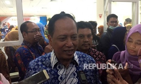 Menteri Riset, Teknologi, dan Pendidikan Tinggi (Menristekdikti) Mohamad Nasir usai memberikan kuliah umum bertema Kebijakan Nasional Pendidikan Tinggi Indonesia Menghadapi Revolusi Industri 4.0 di Kampus Utama Universitas Ahmad Dahlan (UAD) Yogyakarta, Kamis (22/3).