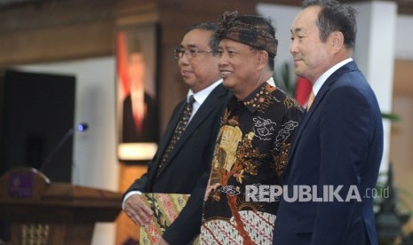 Menteri Riset Teknologi dan Pendidikan Tinggi (Menristekdikti) Mohamad Nasir (tengah) berfoto dengan Rektor asing asal Korea Selatan, Jang Youn Cho (kanan) disela-sela acara Hari Kebangkitan Teknologi Nasional (HAKTEKNAS) 2019 di Sanur, Denpasar, Bali, Senin (26/8/2019).