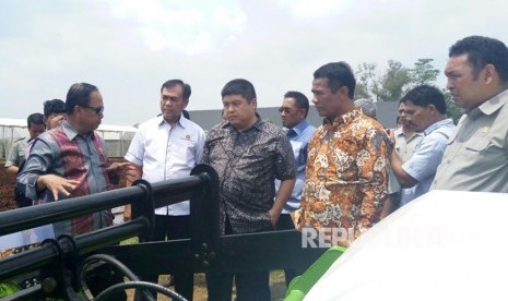 Menteri Riset, Teknologi dan Pendidikan Tinggi (Menristekdikti) Mohammad Nasir dan Menteri Pertanian Amran Sulaiman, meninjau beberapa infrastruktur pertanian moderen di Kawasan Sains dan Enjiring Pertanian Moderen Balai Besar Pengembangan Mekanisasi Pertanian (BB-Mektan) Serpong, Tangerang Selatan, Kamis (1/3).