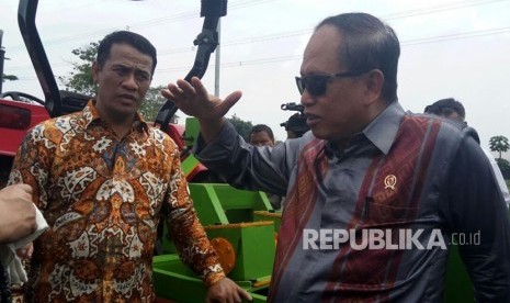 Menteri Riset, Teknologi dan Pendidikan Tinggi (Menristekdikti) Mohammad Nasir dan Menteri Pertanian Amran Sulaiman, meninjau beberapa infrastruktur pertanian moderen di Kawasan Sains dan Enjiring Pertanian Moderen Balai Besar Pengembangan Mekanisasi Pertanian (BB-Mektan) Serpong, Tangerang Selatan, Kamis (1/3).