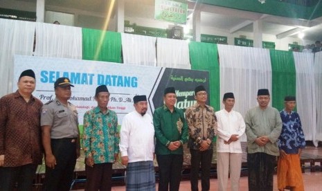 Menteri Riset, Teknologi dan Pendidikan Tinggi (Menristekdikti) Mohammad Nasir (tengah) bersilaturahmi ke Pesantren Assunniyyah, Kencong, Jember, Jawa Timur pada Sabtu (31/3).