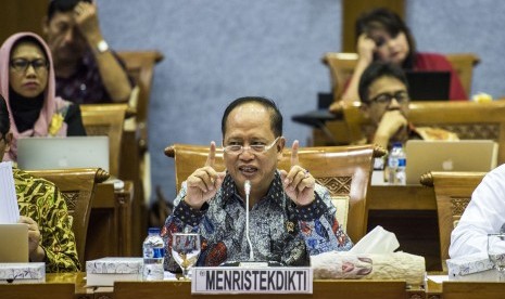 Menteri Riset Teknologi dan Pendidikan Tinggi Mohamad Nasir (tengah) menghadiri rapat kerja dengan Komisi X DPR di Kompleks Parlemen, Senayan, Jakarta, Rabu (25/1).